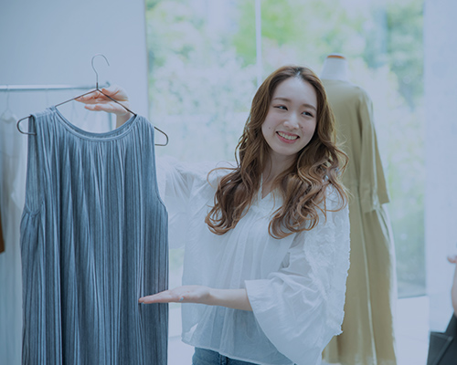 商品をすすめる販売員