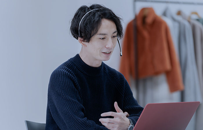 顧客対応をするカスタマーセンターのスタッフ